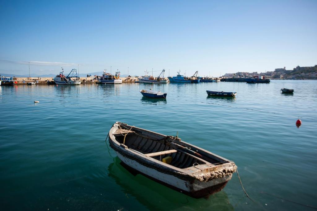 un barco sentado en el agua con otros barcos en 21 Passi dal Mare, en Gaeta