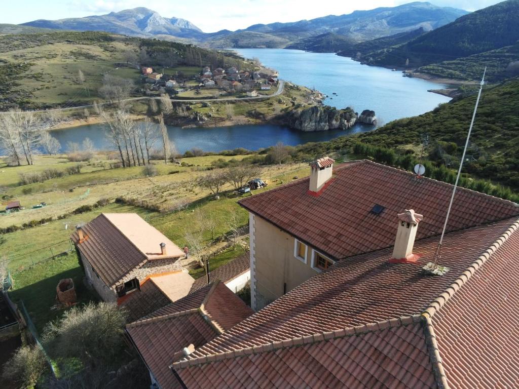 an aerial view of a house and a river at Hotel Pico Espiguete in Alba de los Cardaños