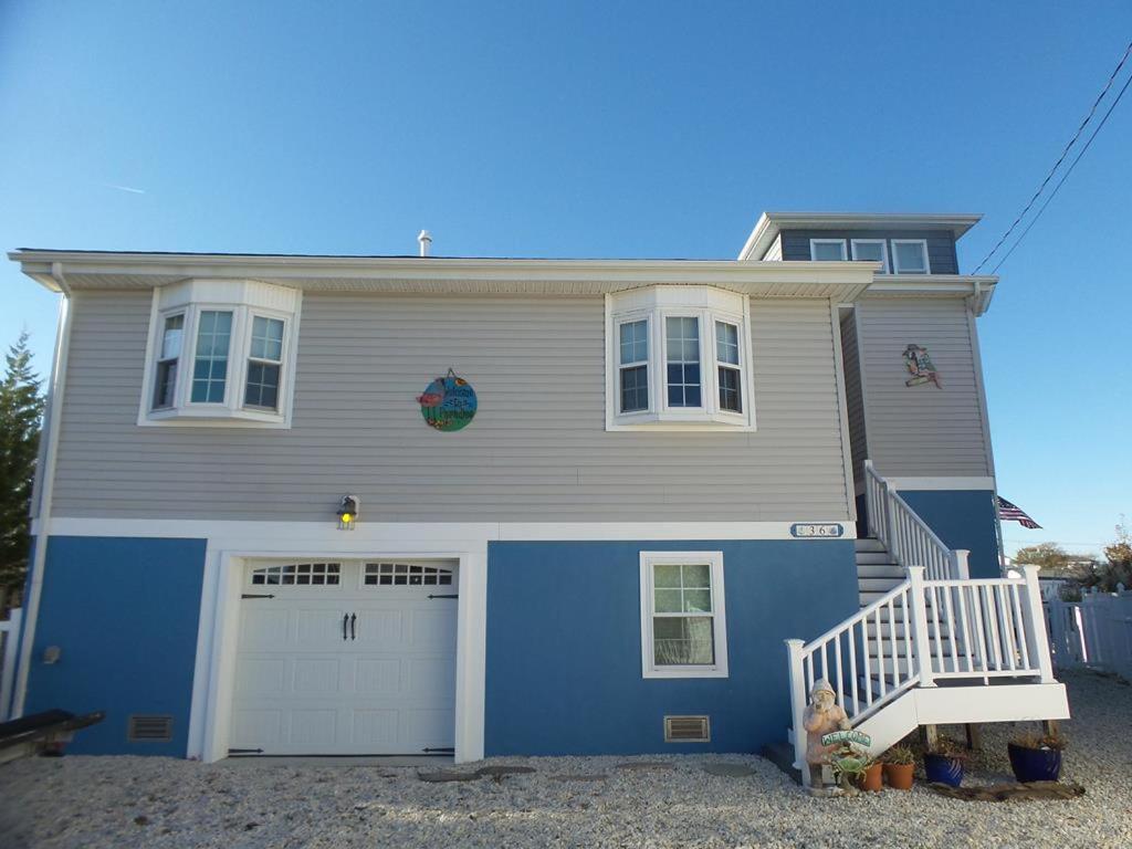 uma casa azul e branca com garagem em 2023 Rental Available For Your Vacation Pleasure, All The Comforts You Could Imagine, Great Location! em Manahawkin