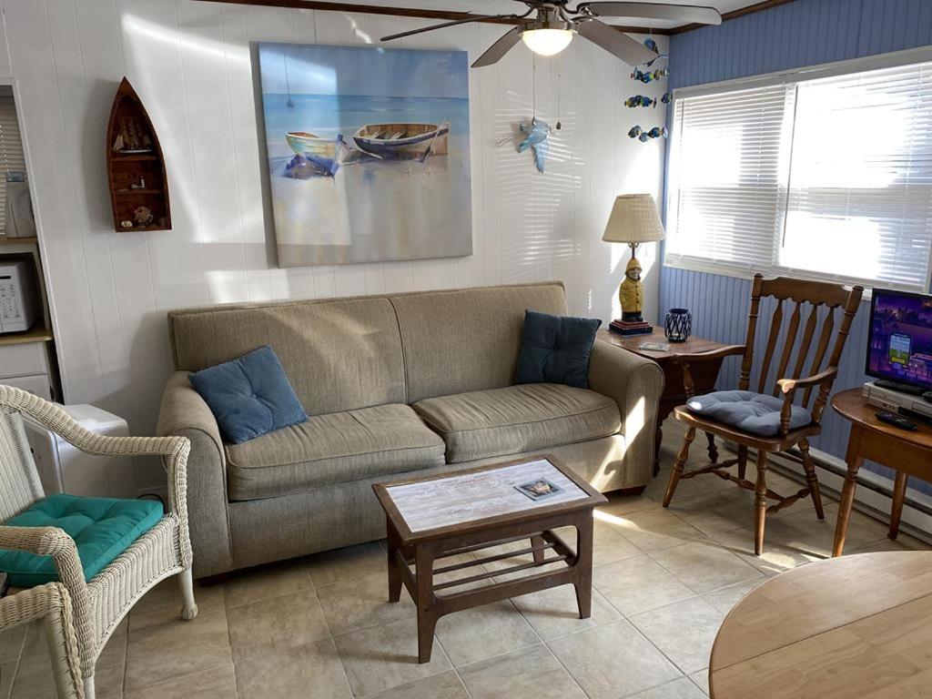sala de estar con sofá y mesa en 2 Bedroom 1st Floor Apartment, Short Walk To Beach, en Surf City