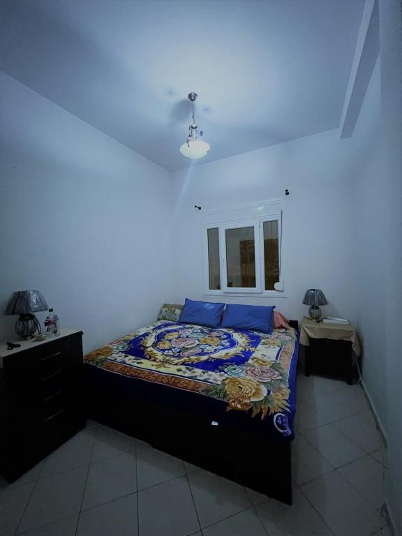 una camera bianca con un letto di JIH SAKN ad Agadir