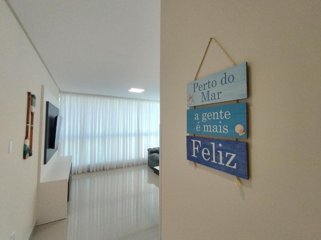 een teken dat peroni do man a teder man and makes felix bij Refúgio Praiano em Bombinhas - Aluguel Temporada in Bombinhas