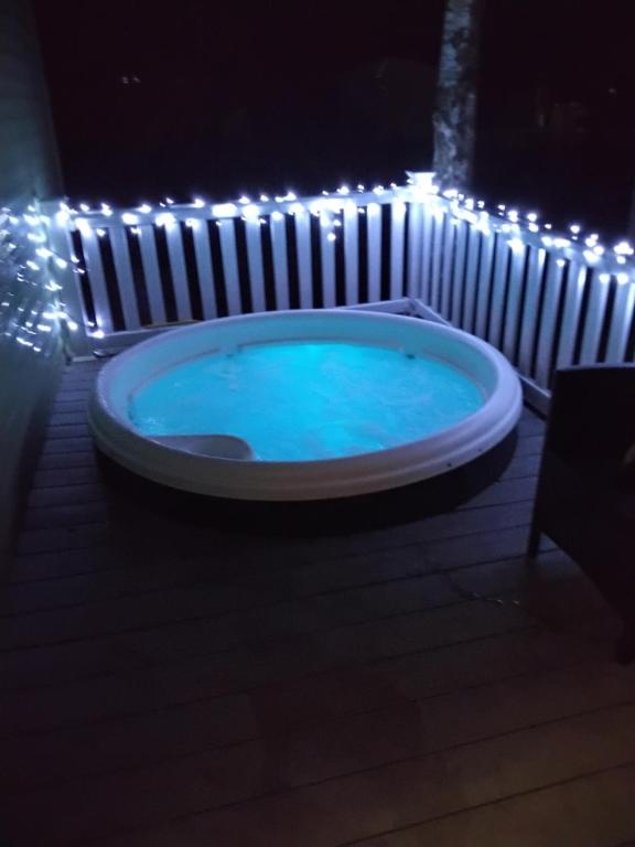 una vasca idromassaggio su una terrazza con luci di 19 Laurel Close Highly recommended 6 berth holiday home with hot tub in prime location a Tattershall