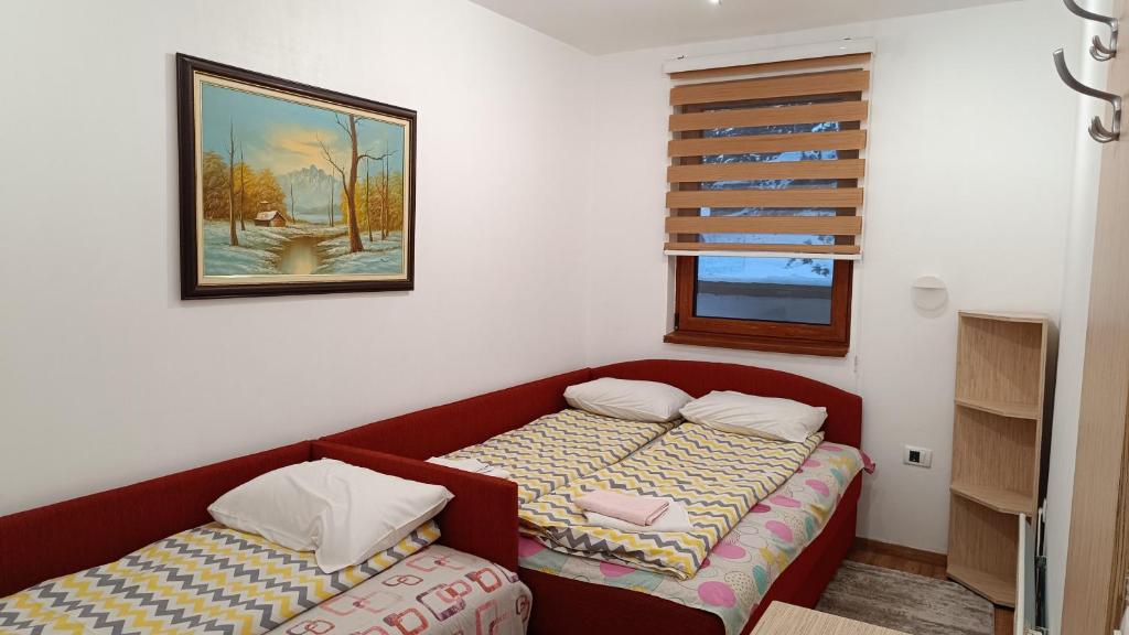 En eller flere senge i et værelse på Vila Suri Centar