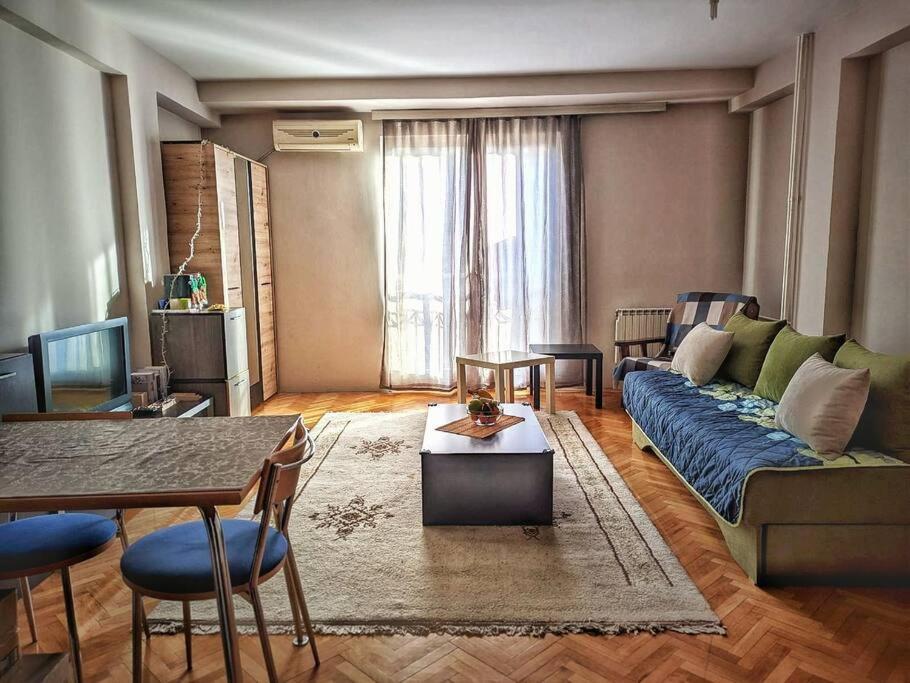 salon z kanapą i stołem w obiekcie Studio apartment K4 w mieście Skopje
