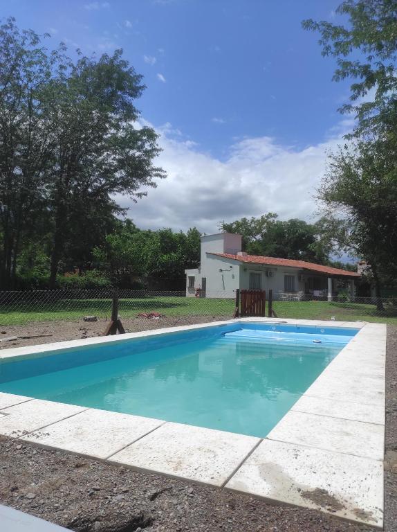 una piscina frente a una casa en DIVINA Y COMODA CASA EN SAN LORENZO PARA 5 PERSONAS!! en San Lorenzo