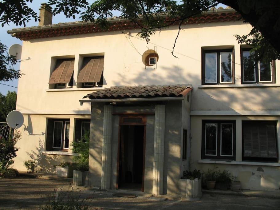 uma casa branca com uma porta em frente em Maison familiale Sud Drôme-Ardèche em Châteauneuf-du-Rhône