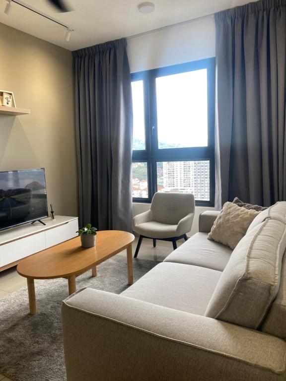 sala de estar con sofá y TV en M Vertica by Timurahaus, en Kuala Lumpur