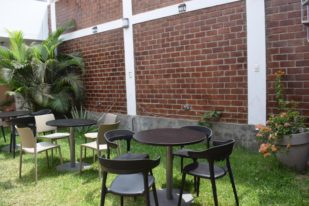 un groupe de tables et de chaises dans l'herbe dans l'établissement El Valle Lunahuaná, à Lunahuaná