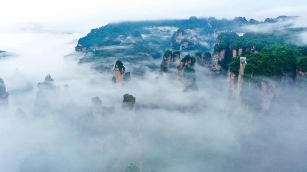 una vista del picchu machu en las nubes en Sunny Homestay&One House en Zhangjiajie