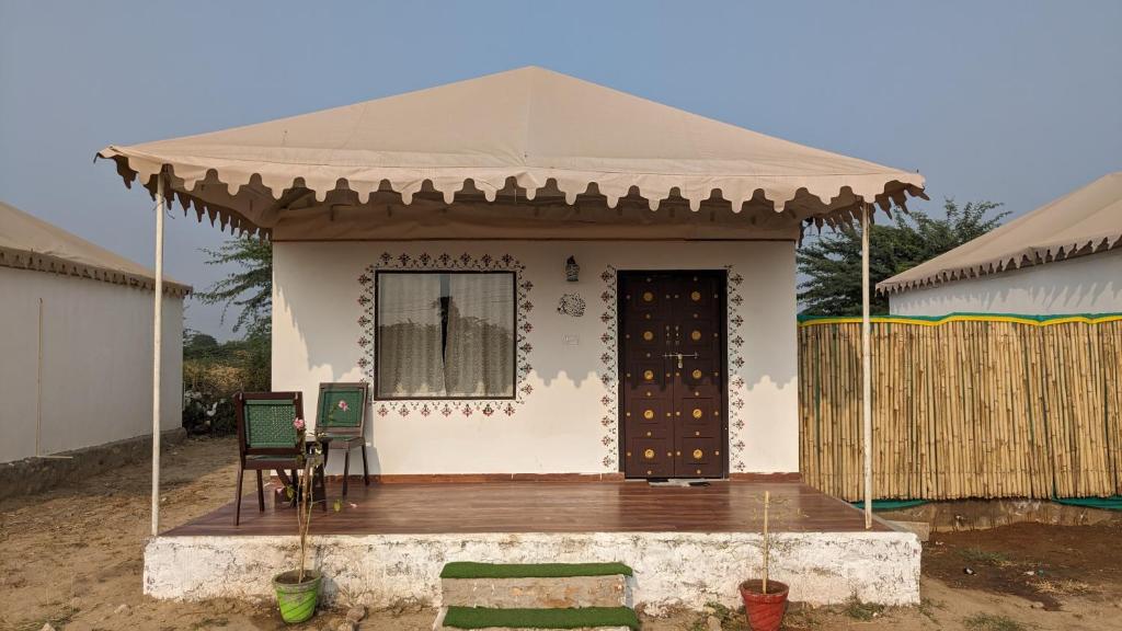Casa pequeña con porche y tienda de campaña en Agvani Resort, en Bera