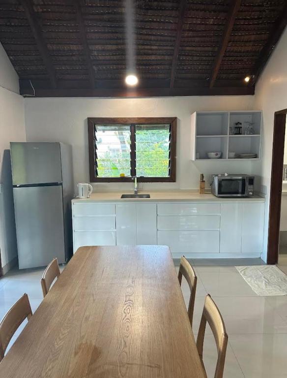 Kuchyň nebo kuchyňský kout v ubytování Vila Del Mare Beachfront Villas
