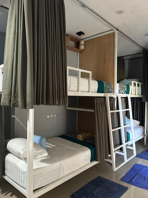 een kamer met 2 stapelbedden bij blue waves hostel amed in Ambat