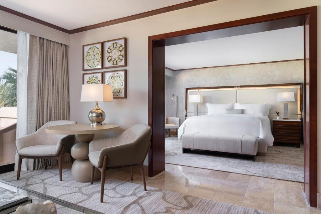 Postel nebo postele na pokoji v ubytování The Ritz-Carlton, Rancho Mirage