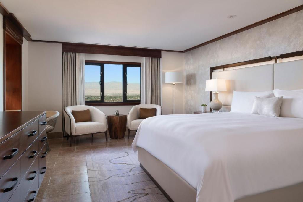 Postel nebo postele na pokoji v ubytování The Ritz-Carlton, Rancho Mirage