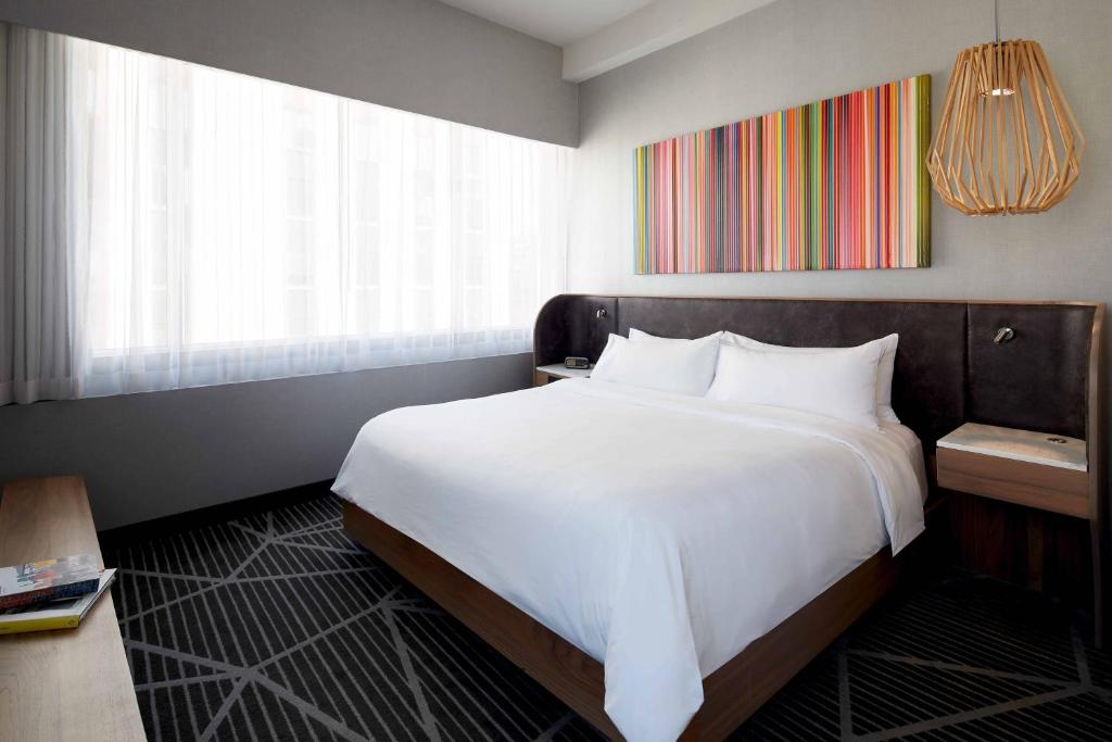 Postel nebo postele na pokoji v ubytování Renaissance Montreal Downtown Hotel