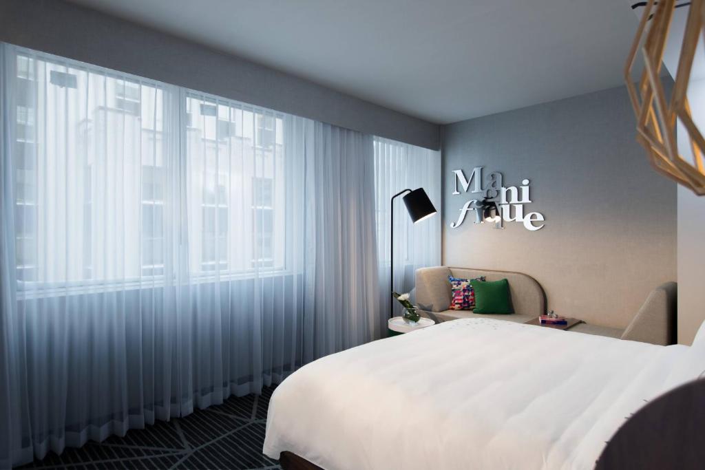 Postel nebo postele na pokoji v ubytování Renaissance Montreal Downtown Hotel