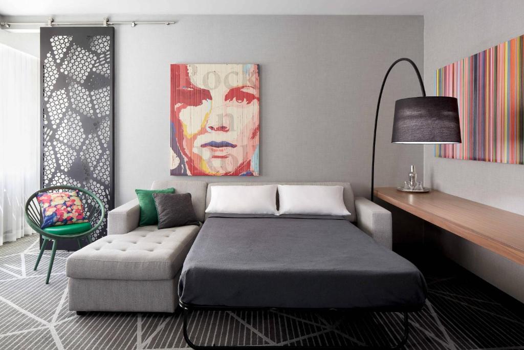 Postel nebo postele na pokoji v ubytování Renaissance Montreal Downtown Hotel