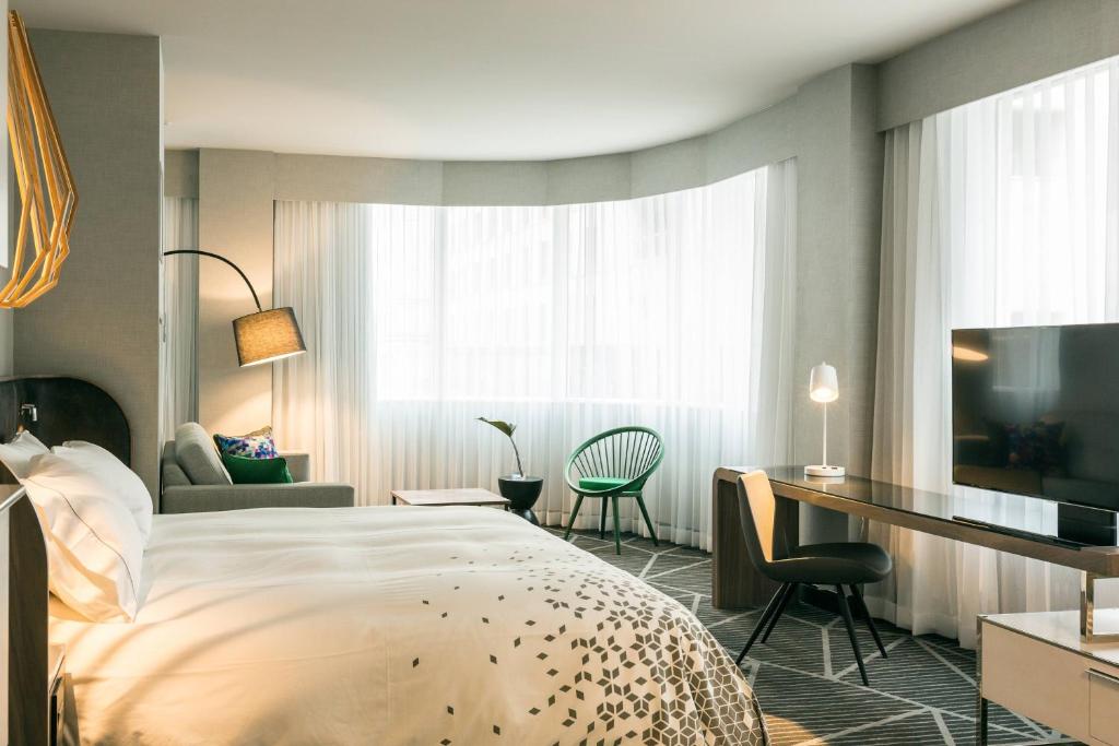 Ένα ή περισσότερα κρεβάτια σε δωμάτιο στο Renaissance Montreal Downtown Hotel