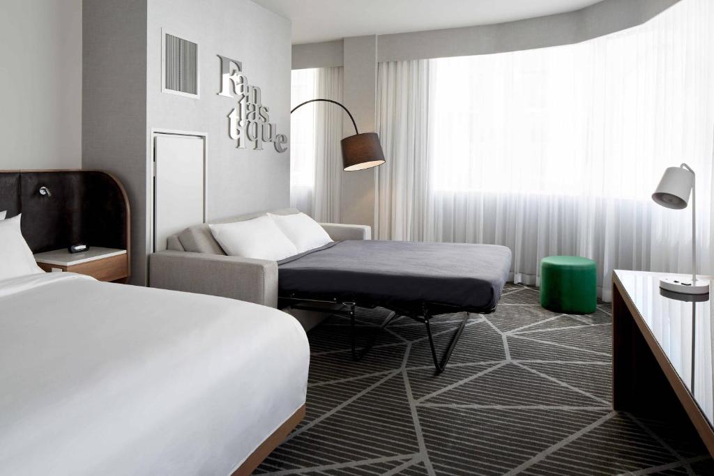 Postel nebo postele na pokoji v ubytování Renaissance Montreal Downtown Hotel