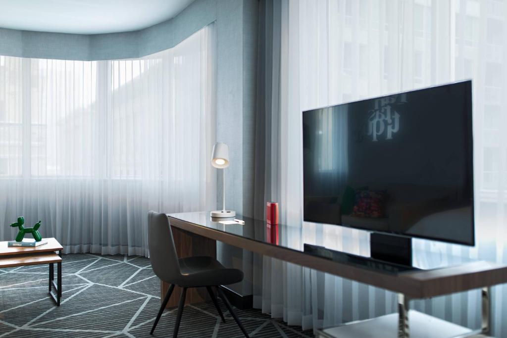 TV a/nebo společenská místnost v ubytování Renaissance Montreal Downtown Hotel