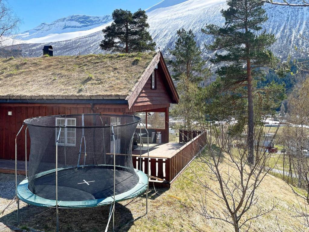 una pequeña casa con un aro de baloncesto delante en Holiday home Valldal IV, en Valldal