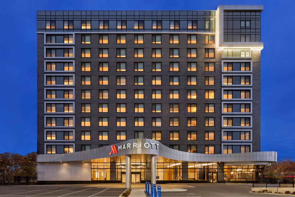 una vista nocturna de un hotel marriott en Marriott New York JFK Airport, en Queens