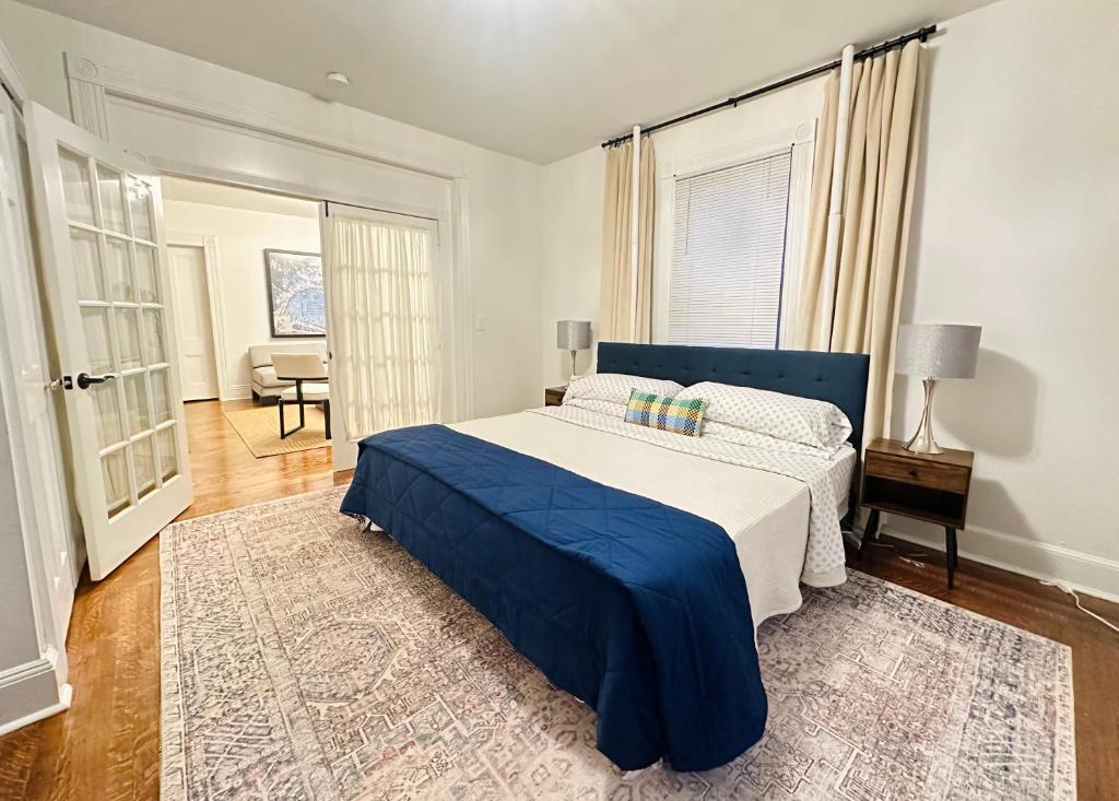 诺沃克Beautiful 2BR apt in Beach community, Close to Train and hwys! ONLY 1 hr to NYC!的一间卧室配有蓝色的床和蓝色的毯子