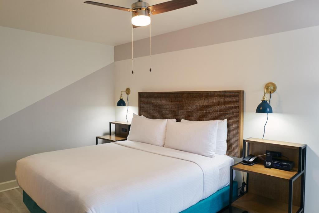1 dormitorio con 1 cama blanca grande y 2 mesas en SoMa House, en San Francisco