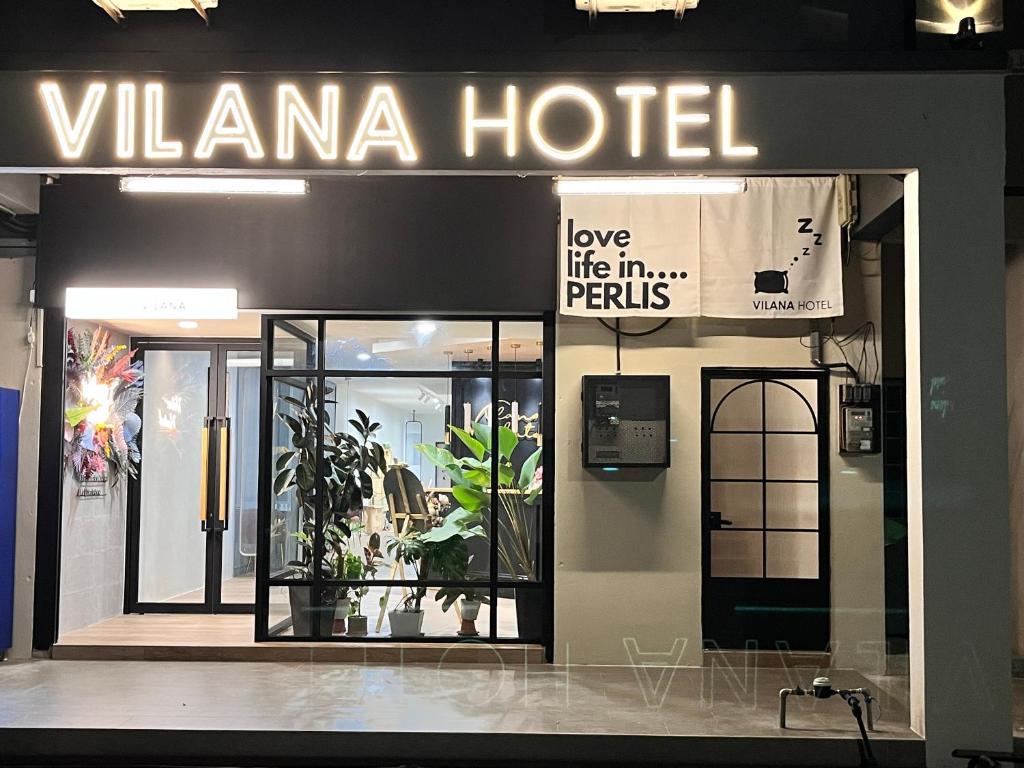 een hotel met een bord dat villema hotellove leest zoals hun vergunningen bij Vilana Hotel in Arau