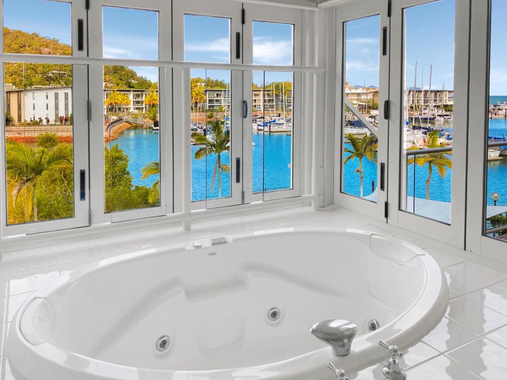 Bazén v ubytování Waterfront 'Beachside' Apartment - Ocean View, Central location, Pool, Wifi, King bed, Deluxe Spa Ensuite nebo v jeho okolí