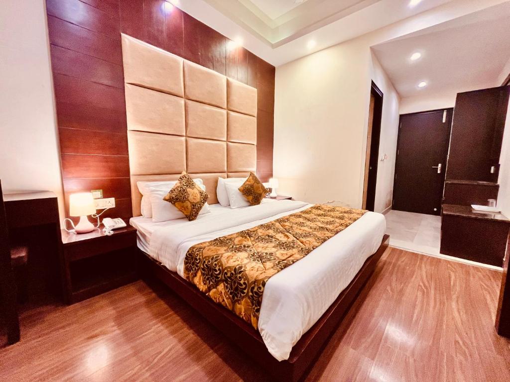 um quarto com uma cama grande num quarto em The Hill Lodge, Mussoorie, Heaven on Earth em Mussoorie