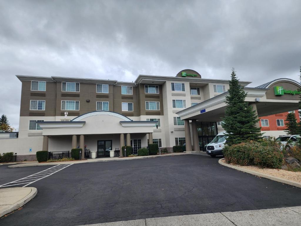 um hotel com um parque de estacionamento em frente em Holiday Inn Spokane Airport, an IHG Hotel em Spokane
