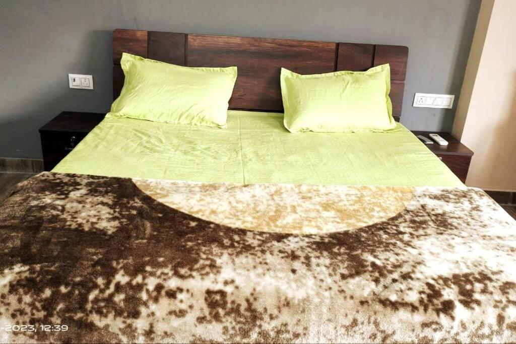1 cama con edredón verde y 2 almohadas en 2 X Luxury Bedroom Set With common Hall en Jaipur