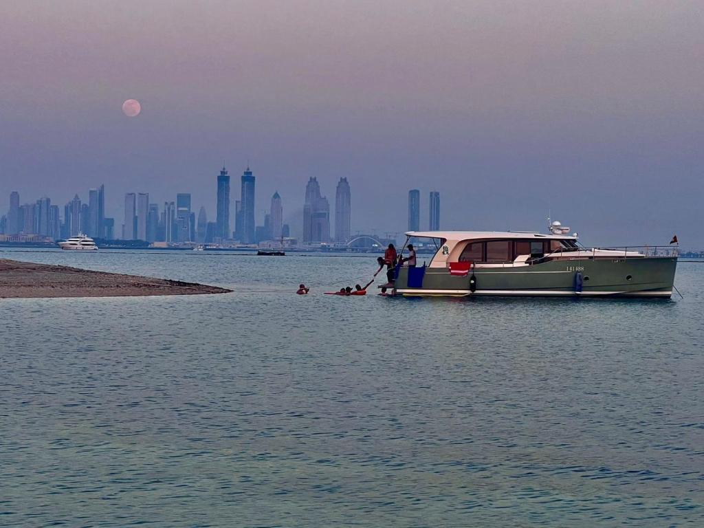 un barco en el agua con una ciudad en el fondo en Yacht Experience - Stella Romana, en Dubái