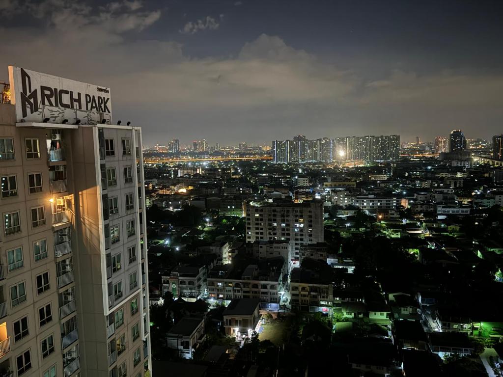 Gallery image of High rise view-150 meters from MRT 高层景观 地铁出口步行3分钟即到 in Bang O