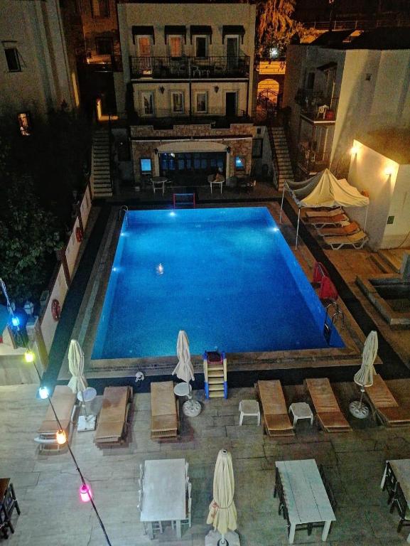 an overhead view of a large swimming pool at GTH GLORİA GÜMBET HOTEL in Bodrum City