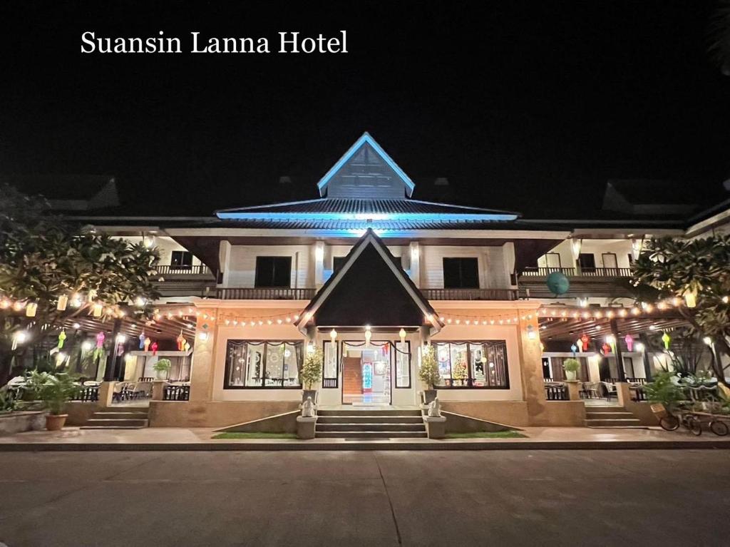 un edificio con una luz azul por la noche en Suansin Lanna Hotel, en Tak