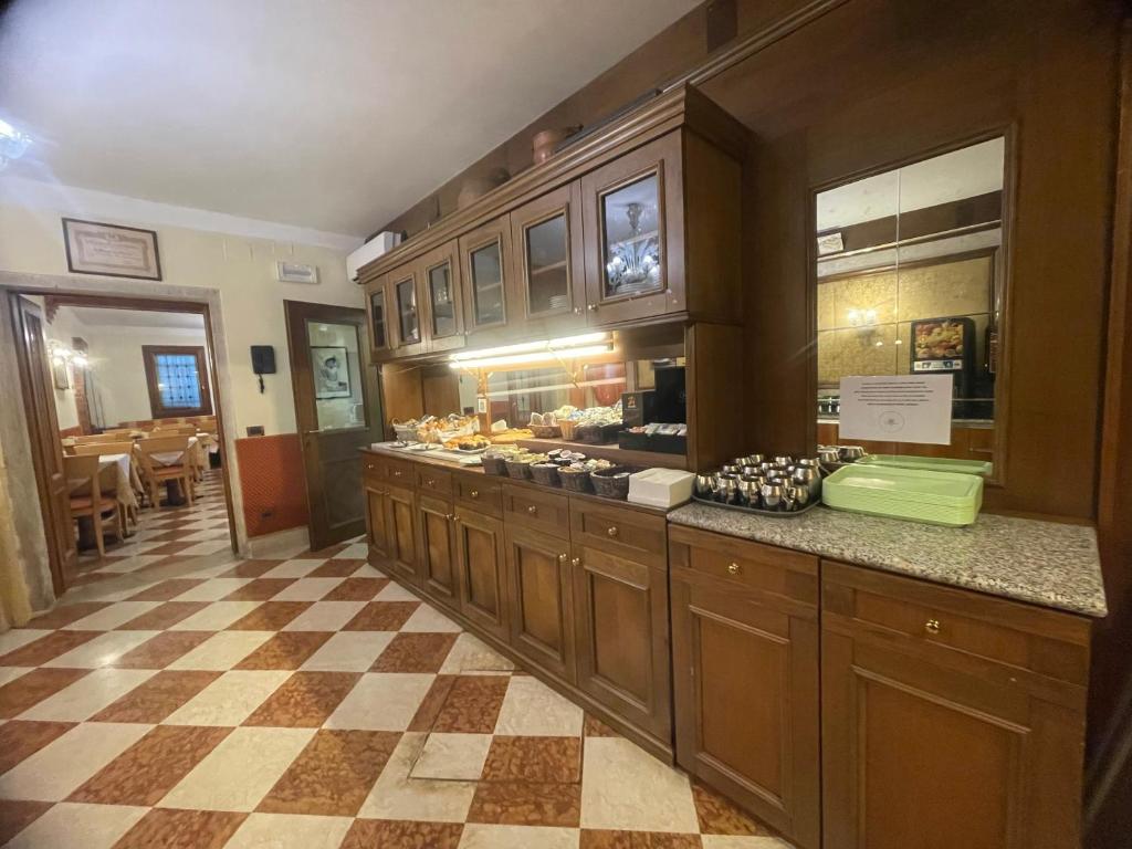 Kuchyň nebo kuchyňský kout v ubytování Hotel Fontana