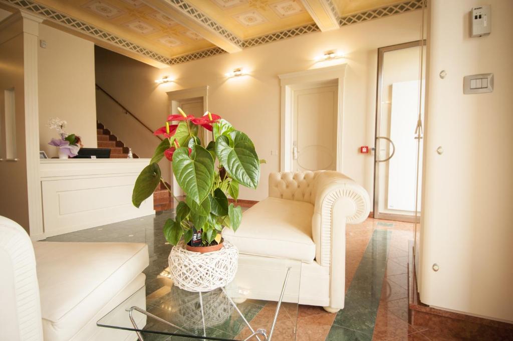 A seating area at Hotel Villa Maranello