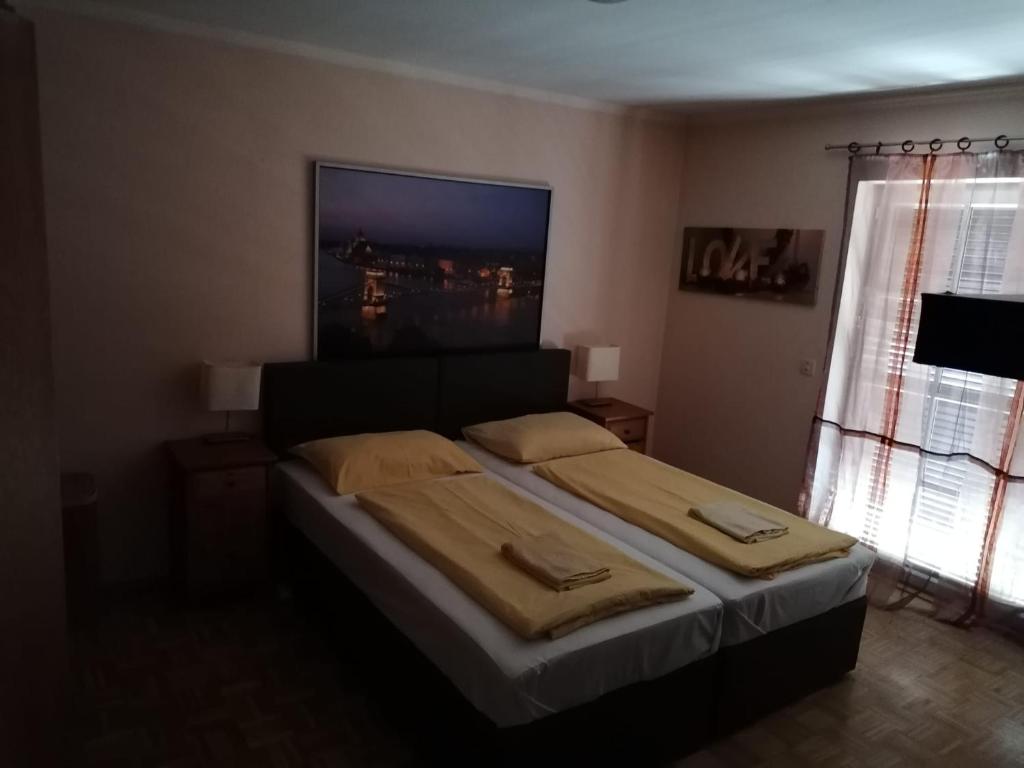 ケーフラッハにあるSunshine Apartmentのベッドルーム1室(ベッド1台、タオル2枚付)