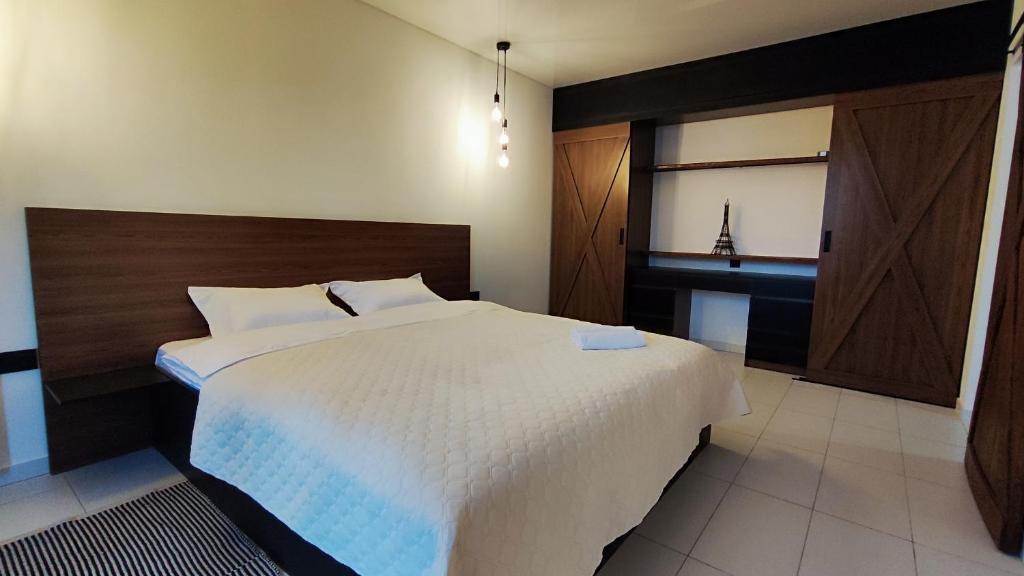 白采爾科維的住宿－Водопійна 25 CityRooms，卧室设有一张白色大床和一扇窗户。