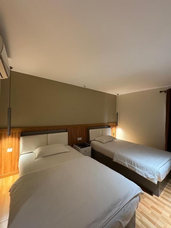 - 2 lits dans une chambre avec 2 lits dans l'établissement West Port Hotel, à Sihanoukville