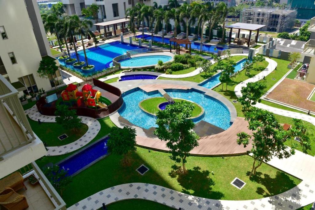 widok na basen w ośrodku w obiekcie Cozy 2 BR Apartment with pool by Ceylon Vacation w Kolombo