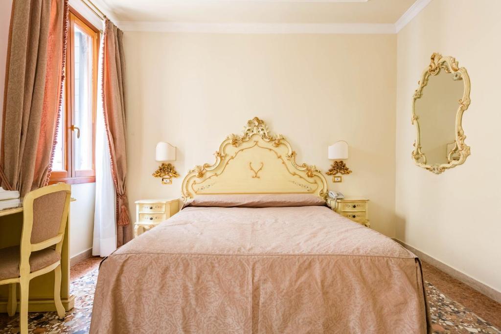 Un ou plusieurs lits dans un hébergement de l'établissement Locanda Al Leon