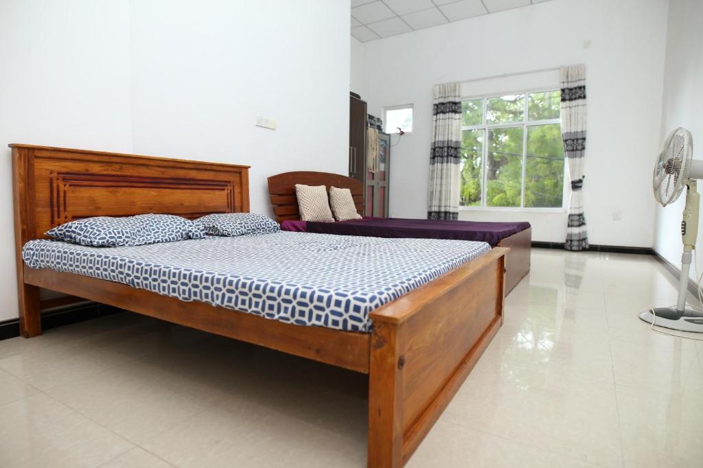 Giường trong phòng chung tại Sujee's Guest House with Two Bed Rooms