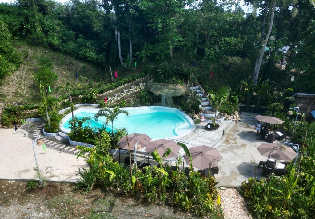 an overhead view of a swimming pool with umbrellas at Isola del Sole Villas and Resort in General Luna