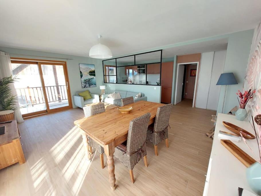 ein Wohnzimmer mit einem Holztisch und Stühlen in der Unterkunft Charmant Appartement Lac d'Annecy / Ski - 6 Pers in Menthon-Saint-Bernard