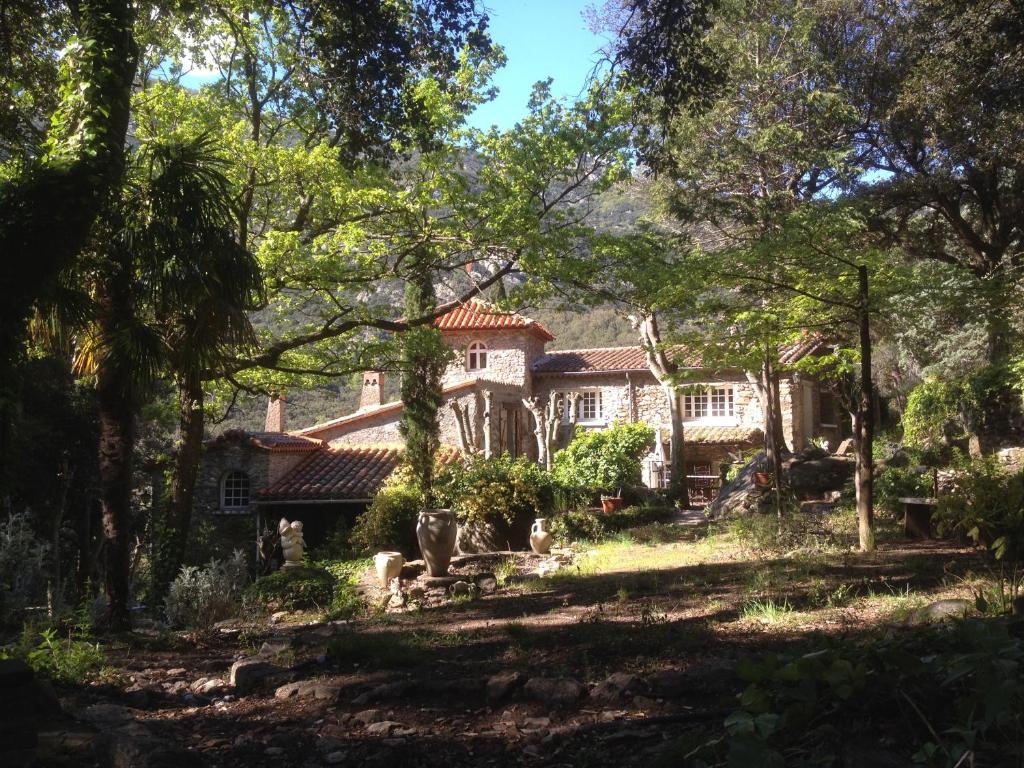 une maison au milieu des arbres dans l'établissement L'abri la Vall, à Sorède