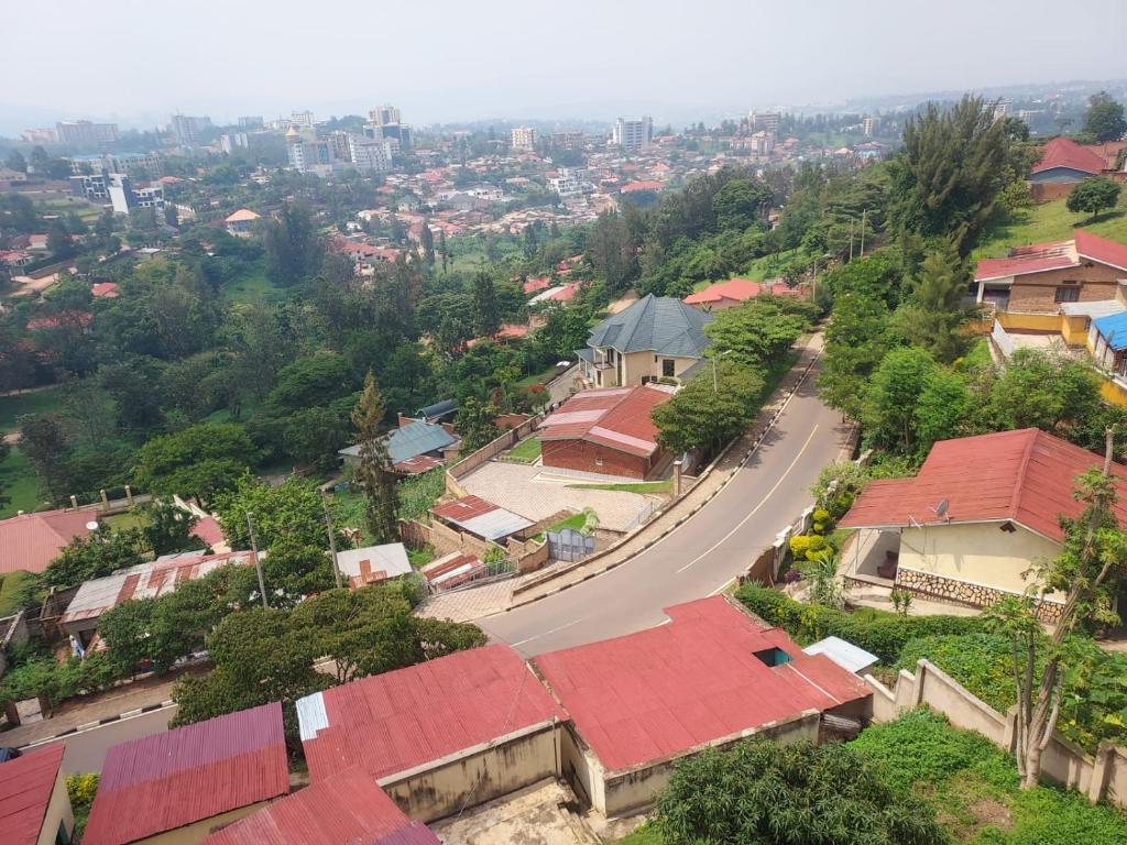 uma vista aérea de uma aldeia com uma estrada sinuosa em Prince Studio @ Twiga House em Kigali